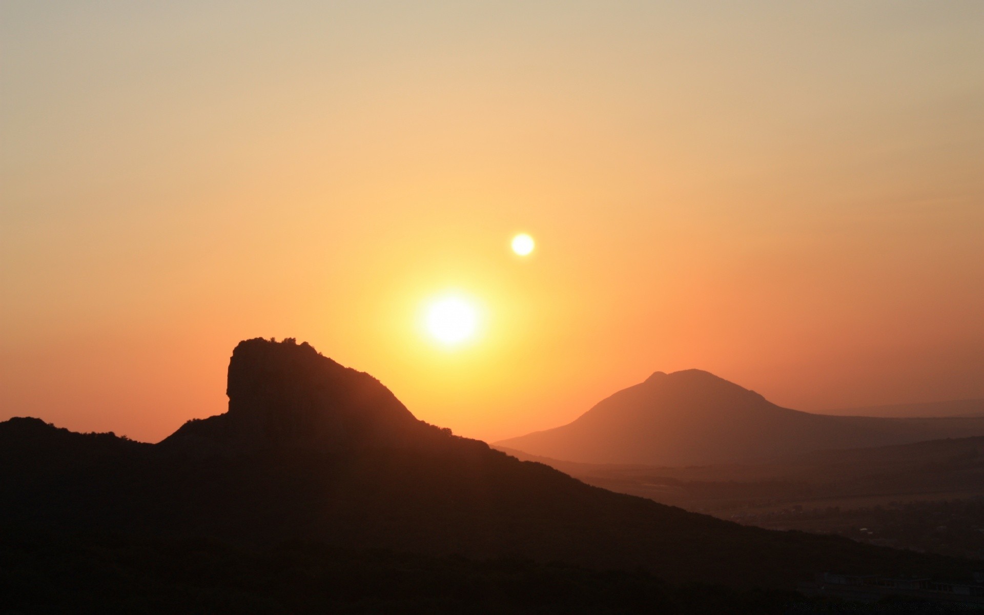 天空 日落 黎明 傍晚 太阳 山 黄昏 天空 照亮 景观 旅游 户外 雾 剪影 好天气 光 自然