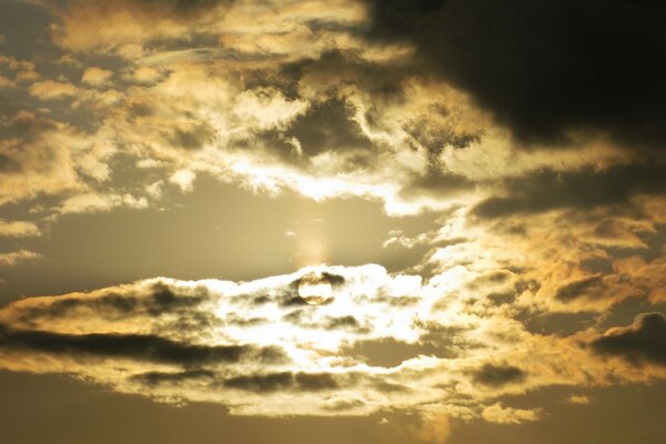 Cielo al atardecer con el sol detrás de las nubes