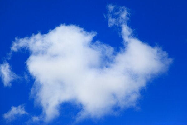 Blauer Himmel mit weißer flauschiger Wolke