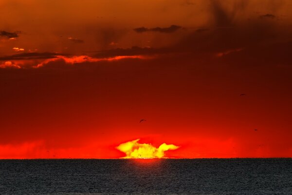 Die Sonne geht in den roten Sonnenuntergang