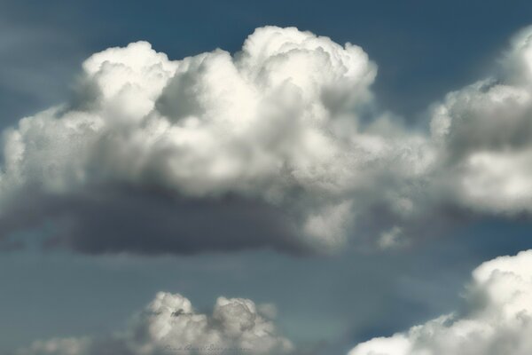 Gewitterwolken sammeln sich am Himmel