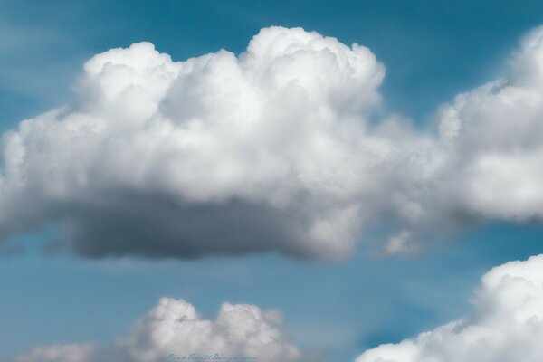 Weiße Wolken am blauen Himmelshintergrund