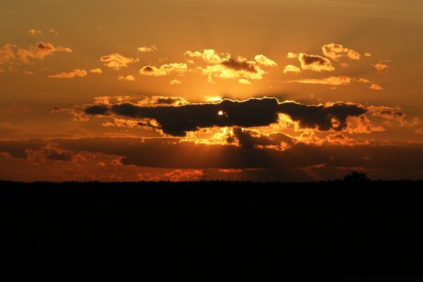 Cielo de fuego al atardecer. Noche