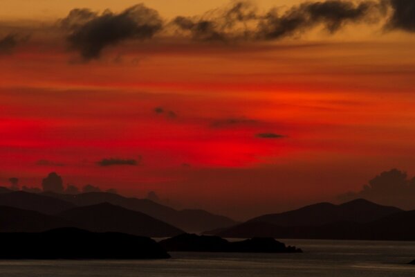 血淋淋的夕阳在山的背景