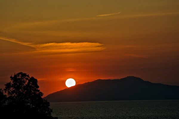 Le soleil se couche derrière la montagne au coucher du soleil