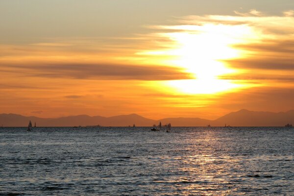 Coucher de soleil dans le ciel, l eau dans la mer