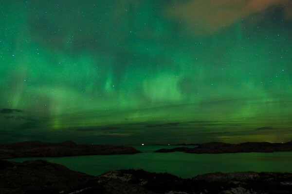 Aurora boreal en un cielo estrellado claro