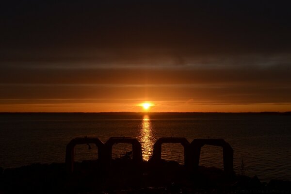 El sol se aleja del horizonte. Noche