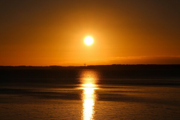 Hellroter Sonnenuntergang am Wasser