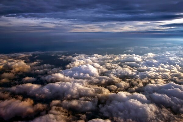 Nuvens pesadas em cima