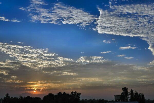 Puesta de sol y cielo nublado