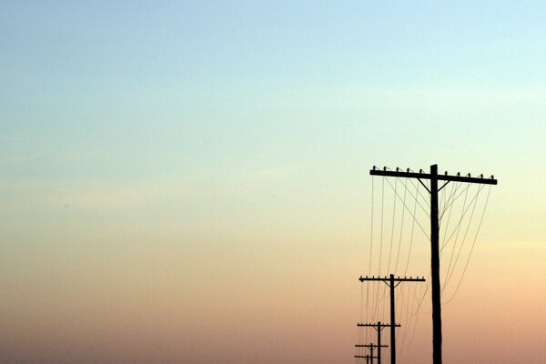 Linee elettriche sullo sfondo del cielo