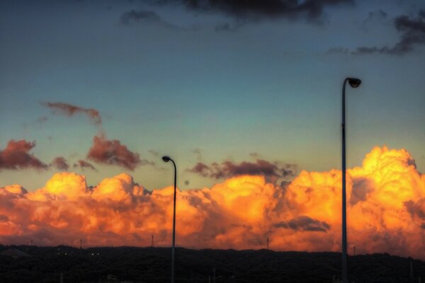 Naranja puesta de sol, poste de luz