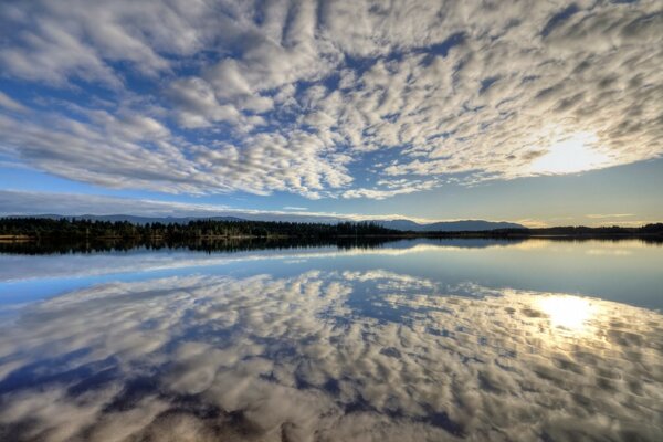 Schönes Bild von Wasser und Himmel