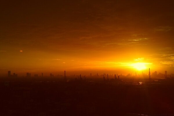 Sonnenuntergang beleuchtet die Stadt am Abend