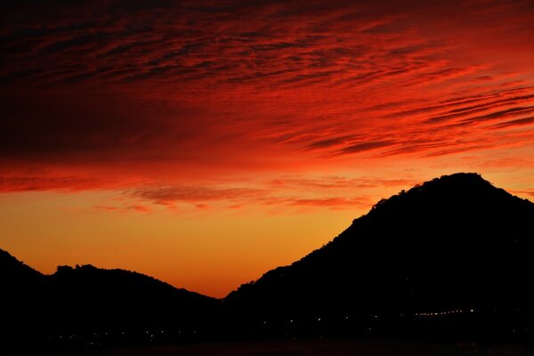 Silhouette de montagnes sur fond de coucher de soleil