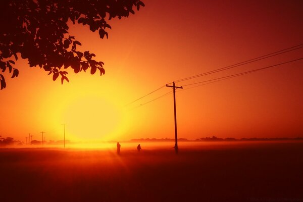 Sol brillante al atardecer por la noche