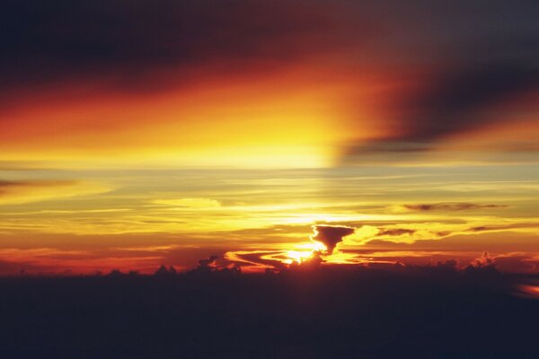 Der endlose Abendhimmel zeigt die Sonne