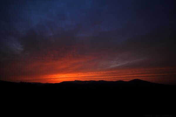 Por la noche, anochecer y hermosa puesta de sol