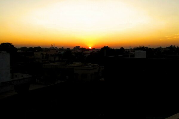 Pôr do sol longe na periferia da aldeia