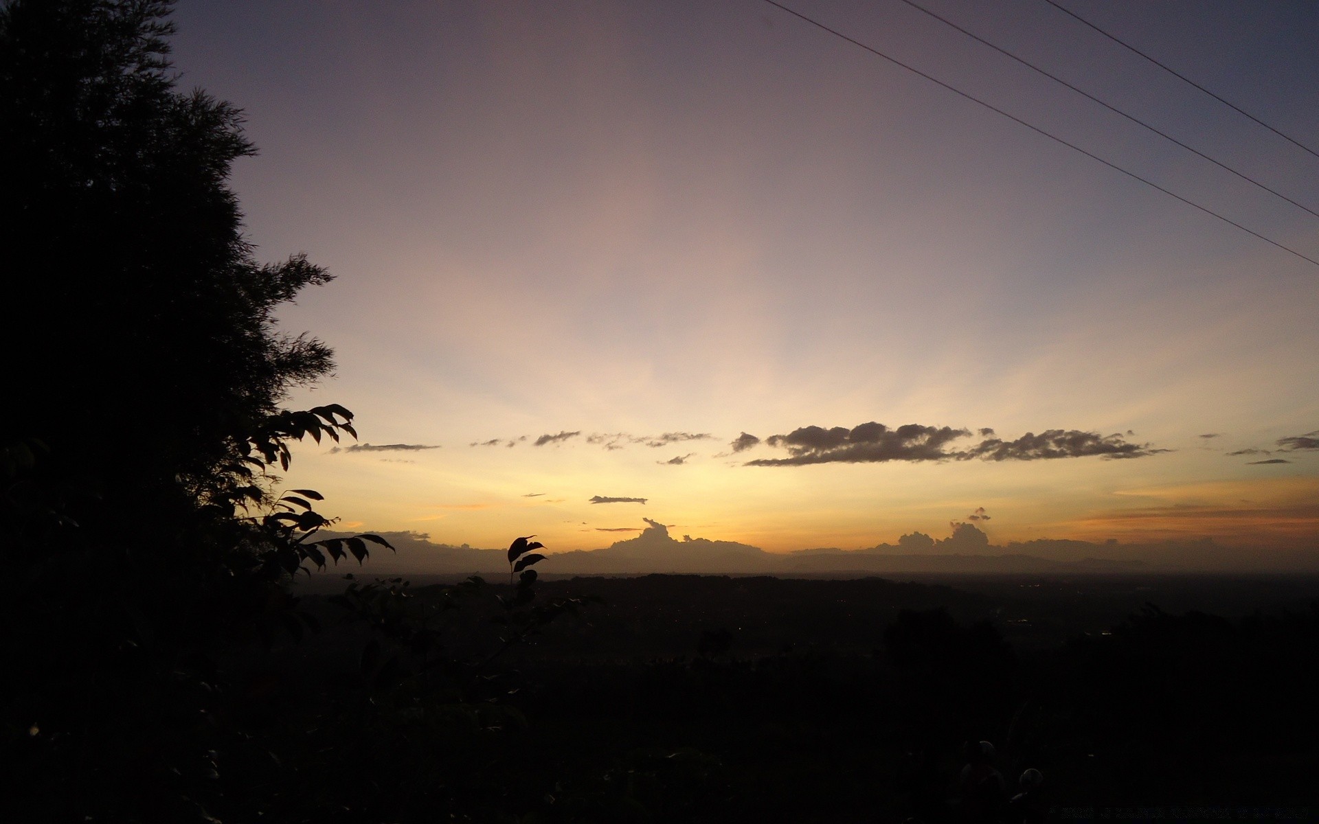 céu paisagem pôr do sol silhueta amanhecer noite luz de fundo luz céu crepúsculo árvore sol montanhas névoa nuvem tempo natureza ouro