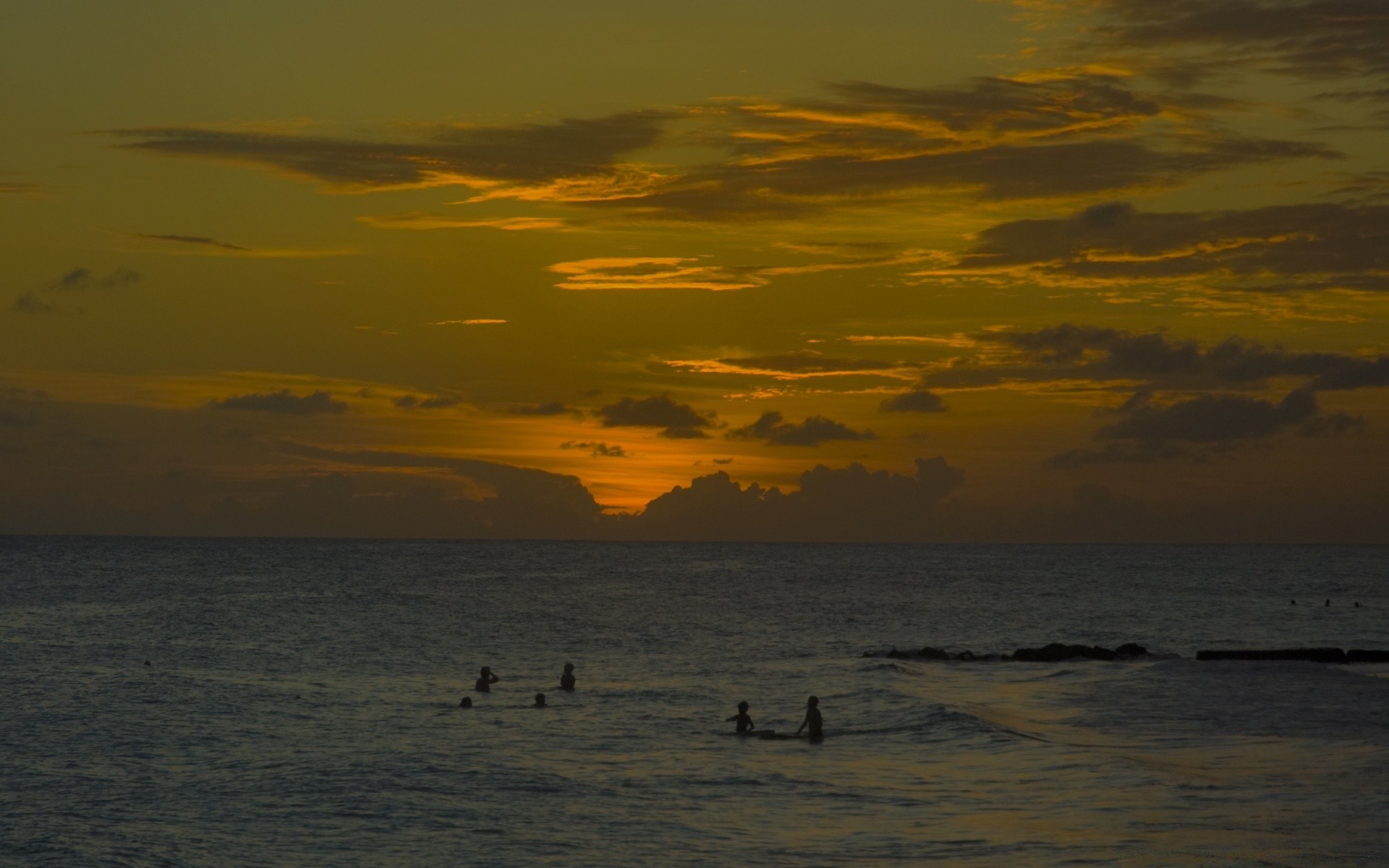 céu pôr do sol água praia amanhecer mar à noite oceano iluminado crepúsculo mar paisagem céu paisagem luz do dia sol silhueta