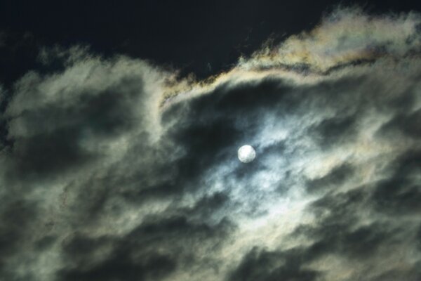 Ciel noir avec des nuages sur le point de fermer la pleine lune