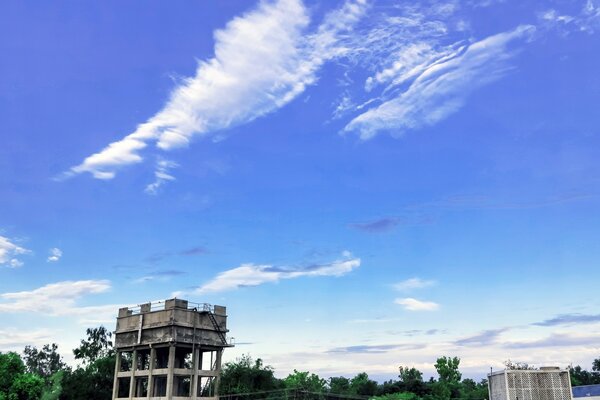 Blauer Himmel über zerbrochener Stadtarchitektur