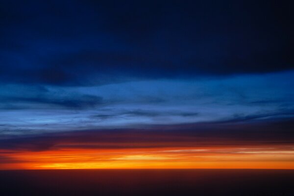 El cielo en el crepúsculo en el fondo del sol que se pone