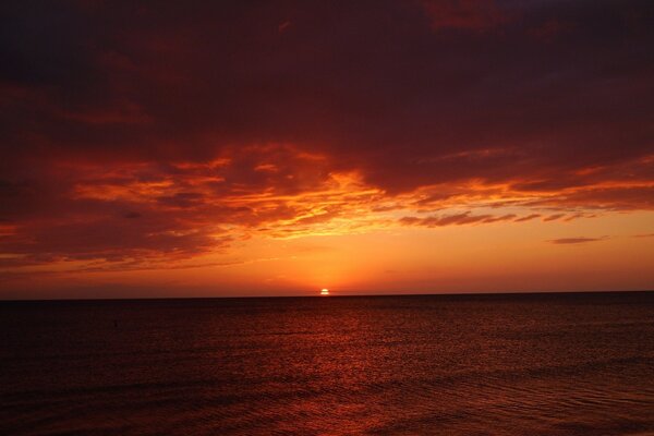 Cielo al atardecer sobre el río