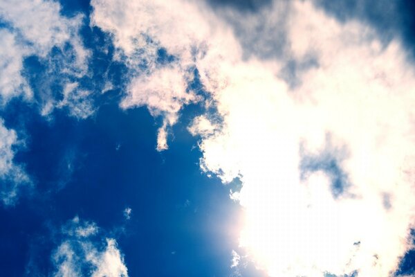 Blauer Himmel und flauschige Wolken