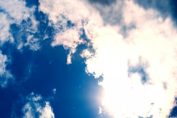 Синє небо і пухнасті хмари