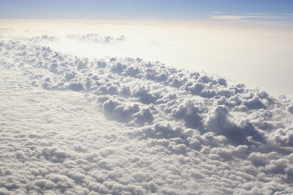 Nuvole di neve dal lato dell aereo