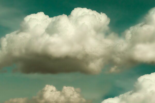 Weiße flauschige Wolken am Himmel