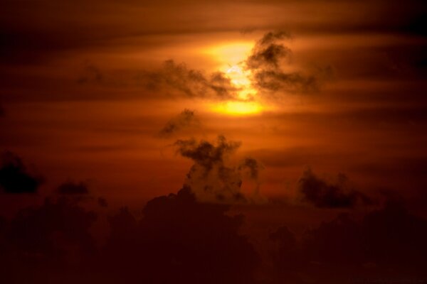 El cielo está al atardecer. De noche