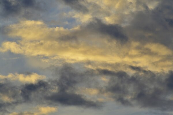 Ciel coucher de soleil avec des nuages jaunes