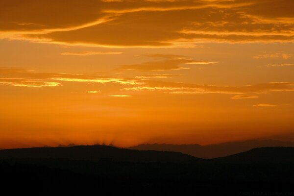 Feuriger Himmel am Abend. Die Sonne