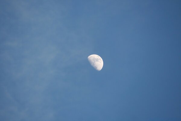 Am klaren Himmel der ausgehende Mond