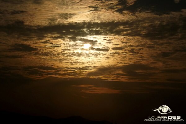 Goldener Sonnenuntergang in der Wüste