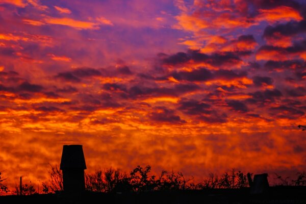 Aube de feu dans le ciel bleu