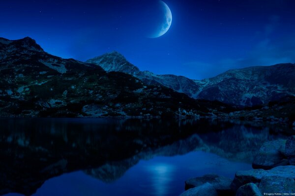 Hermoso paisaje de la Luna y las montañas