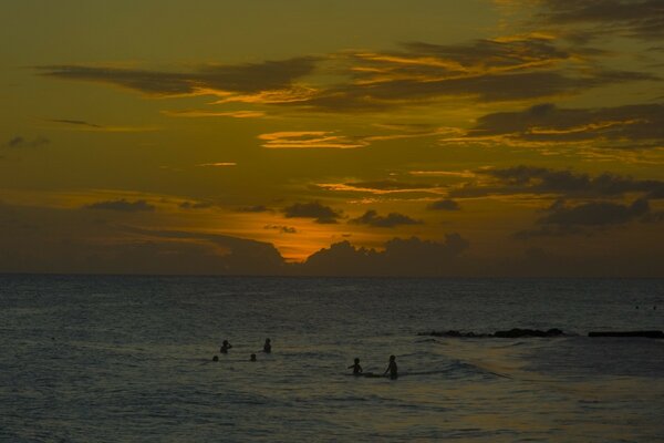 Bela praia ao pôr do sol