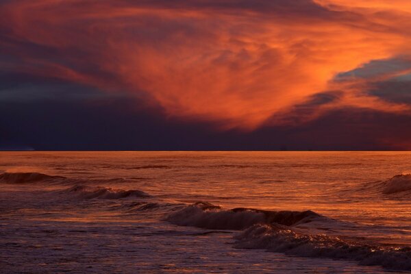 Coucher de soleil du soir. Ciel sombre sur l eau