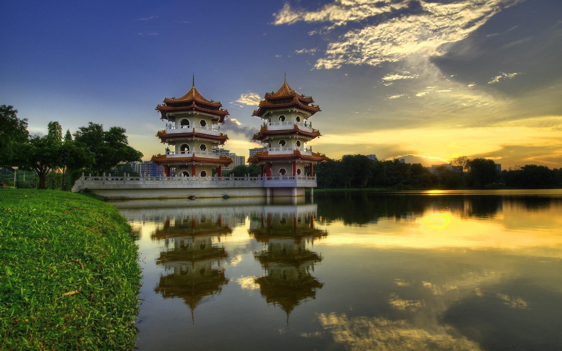 湖泊 水域 反射 旅行 天空 户外 建筑 城堡 寺庙 黎明 树 游泳池 传统 帐篷 河流 景观