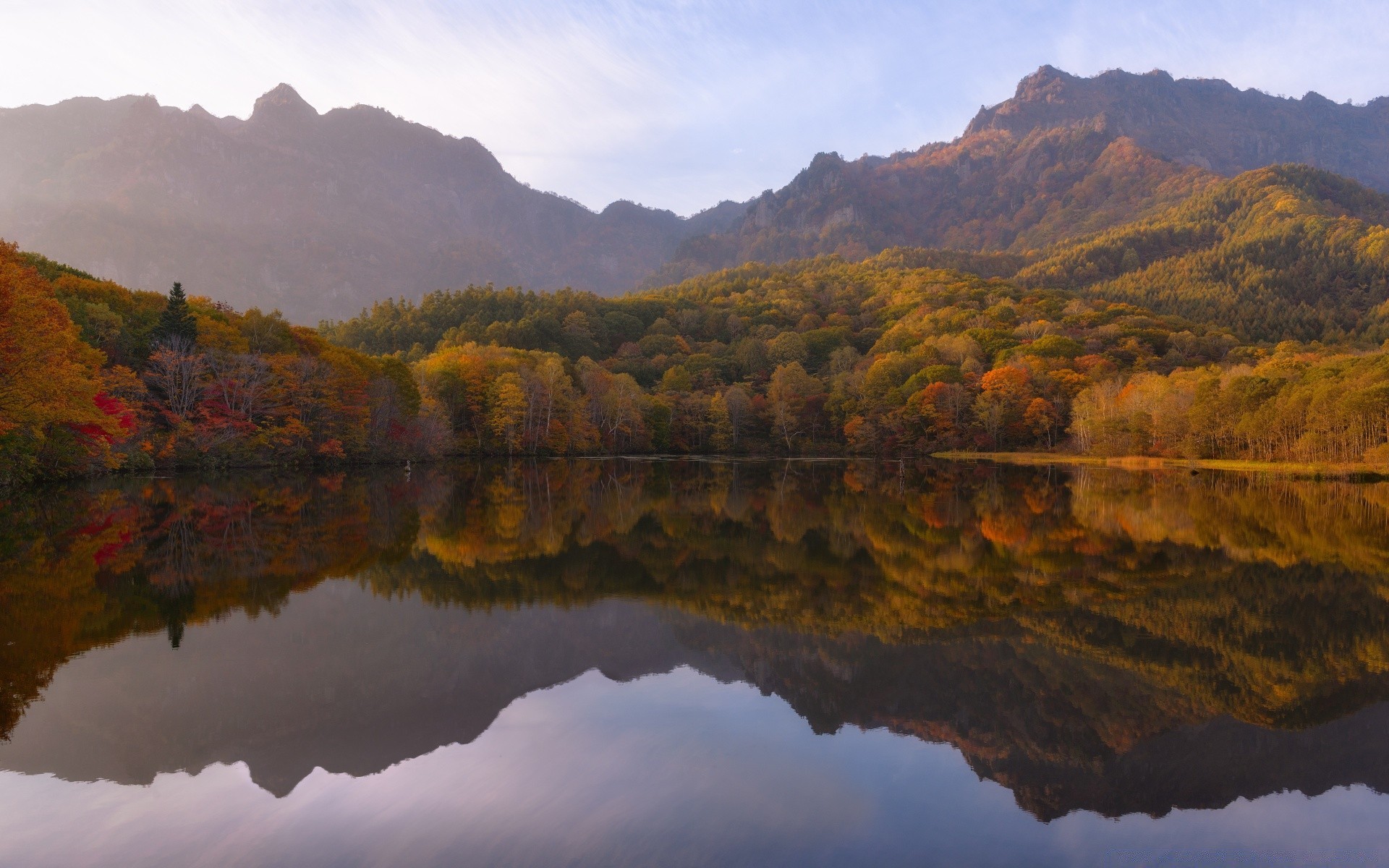 湖泊 景观 水 山 河 旅行 反射 黎明 自然 风景 秋天 户外 树 日落 日光 天空 雾 木材 山谷