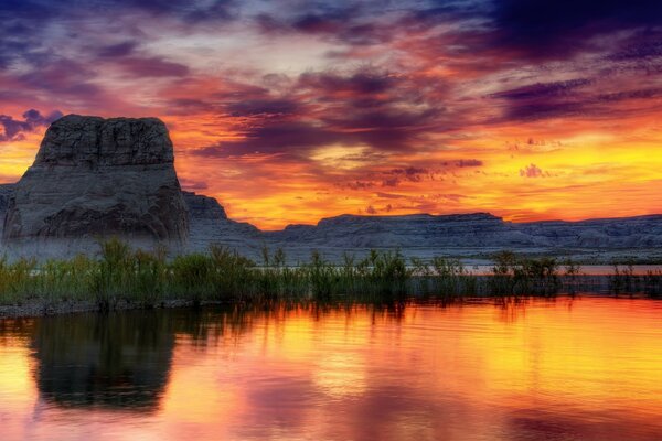 Coucher de soleil orange. Paysage lumineux