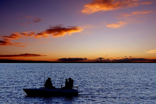 Fischer im Boot auf Sonnenuntergang Hintergrund