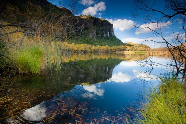 Landschaft spiegelt den Himmel im Wasser wider