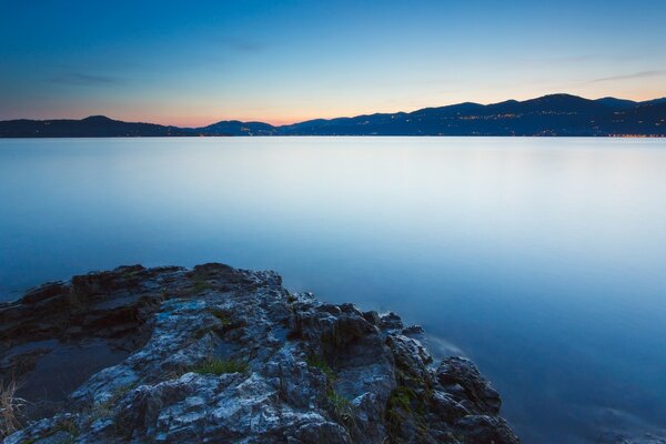 Paz, paisaje en colores azules