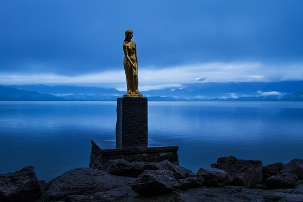 Statue auf dem Hintergrund von blauem Wasser und Himmel